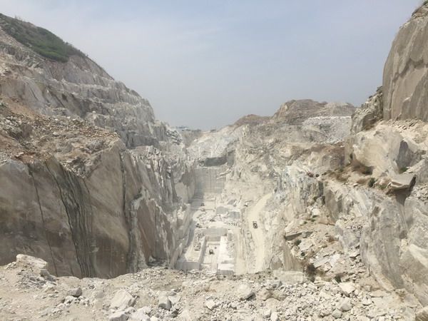 直紋白礦山(Ruled White Quarry)