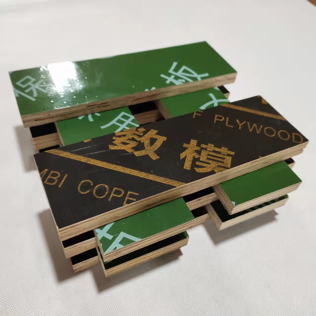 隨著建筑模板加工和生產(chǎn)技術(shù)的不斷創(chuàng)新，建筑模板的種類越來越多