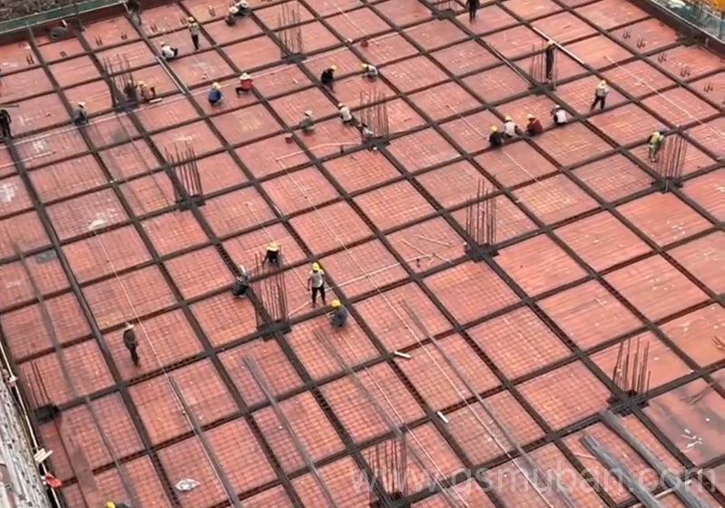 一張建筑紅模板樣品，促成合作案例