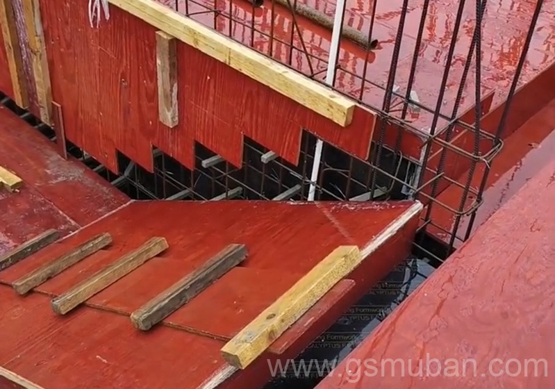 一張建筑紅模板樣品，促成合作案例